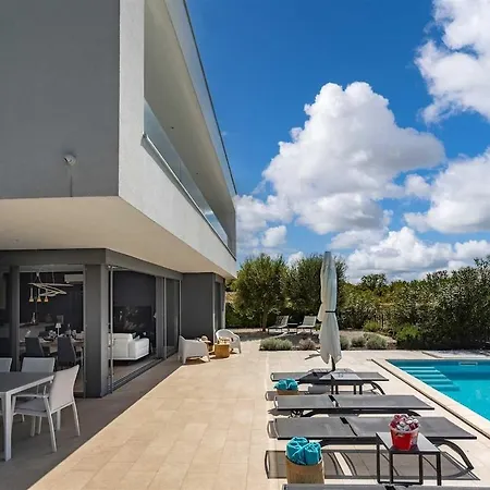 Villa Irma With Heated Pool By Aneo Travel *