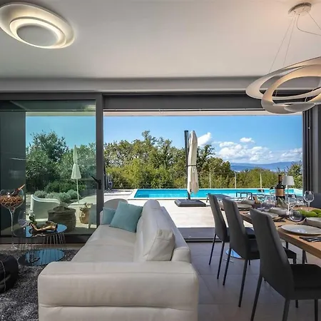 Villa Irma With Heated Pool By Aneo Travel