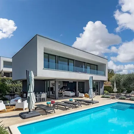Irma With Heated Pool By Aneo Travel *