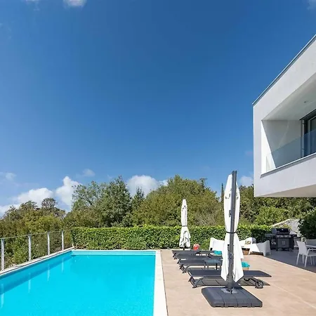 Villa Irma With Heated Pool By Aneo Travel