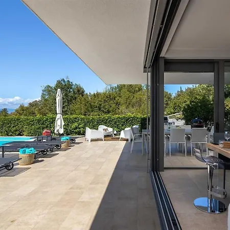 Villa Irma With Heated Pool By Aneo Travel