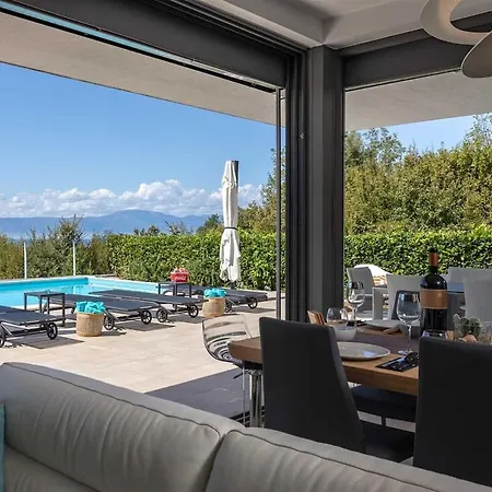 Villa Irma With Heated Pool By Aneo Travel