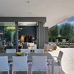 Irma With Heated Pool By Aneo Travel Willa