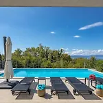 Irma With Heated Pool By Aneo Travel