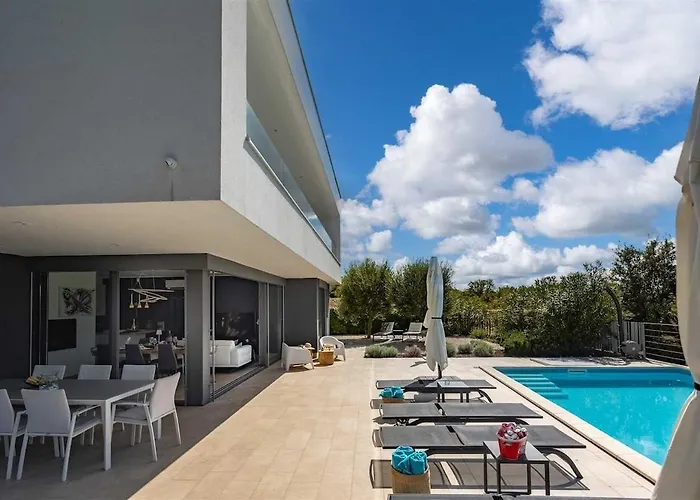 Villa Irma With Heated Pool By Aneo Travel *