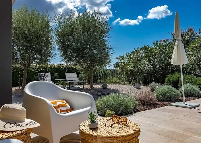 Villa Irma With Heated Pool By Aneo Travel *