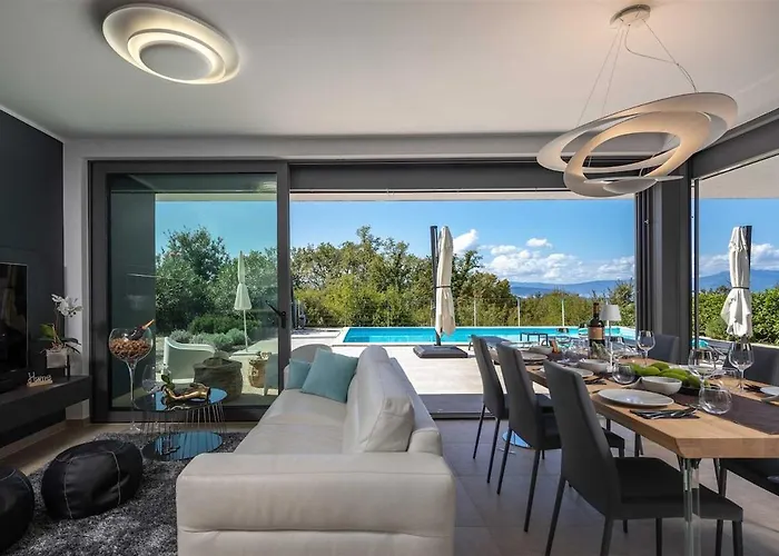 Villa Irma With Heated Pool By Aneo Travel