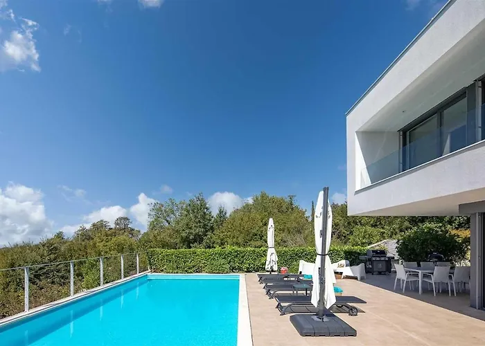 Villa Irma With Heated Pool By Aneo Travel