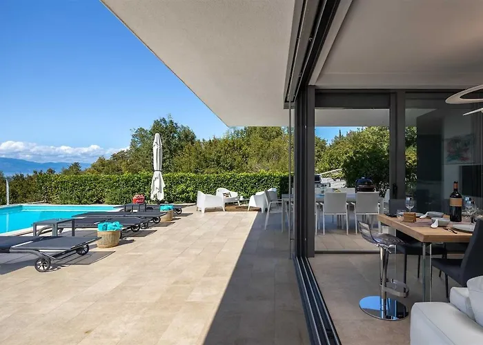 Villa Irma With Heated Pool By Aneo Travel