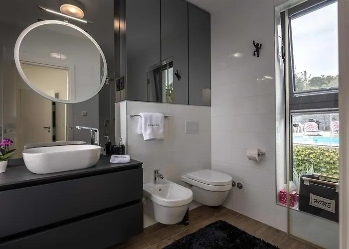 Villa Irma With Heated Pool By Aneo Travel *