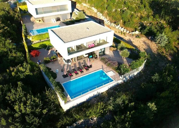 Villa Irma With Heated Pool By Aneo Travel *