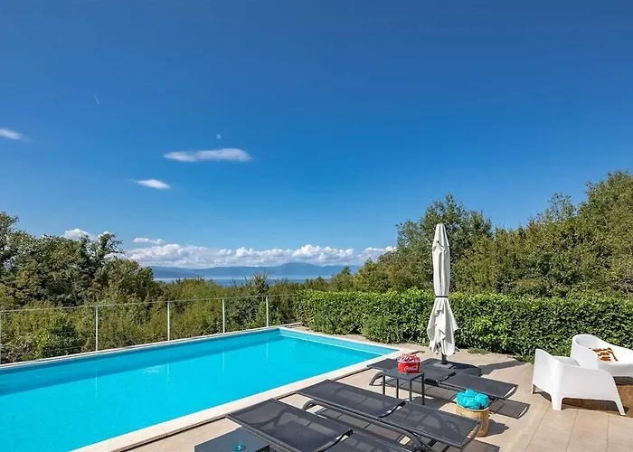 Villa Irma With Heated Pool By Aneo Travel *