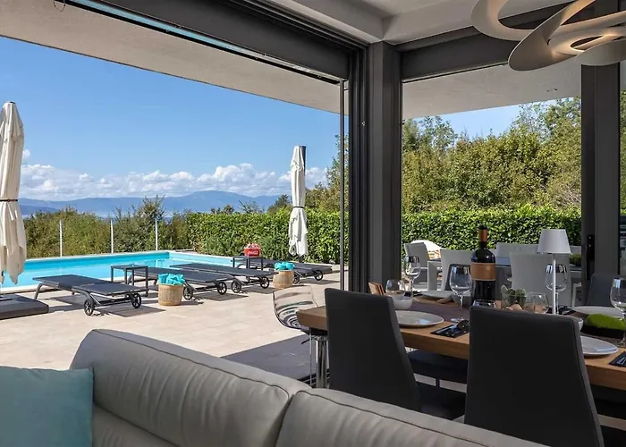 Villa Irma With Heated Pool By Aneo Travel