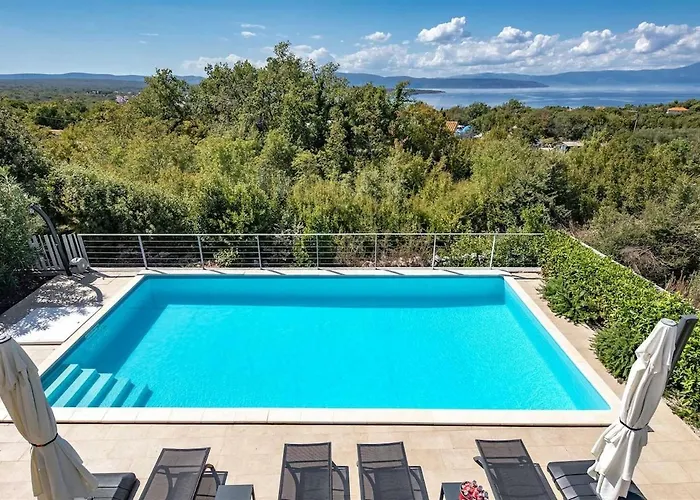 Irma With Heated Pool By Aneo Travel Villa *